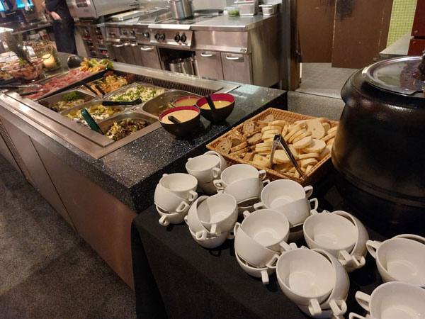 Buffet met verse gerechten en soep bij hip restaurant in Utrecht