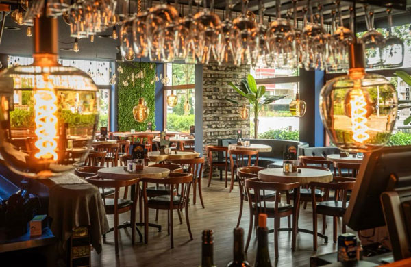 Sfeervol restaurant interieur met hanglampen in Utrecht