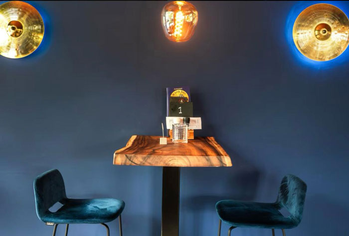 Gezellige tafel voor twee in modern restaurant Utrecht
