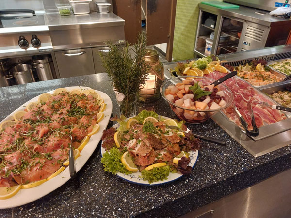 Shared dining gerechten met vis en vlees in restaurant Utrecht